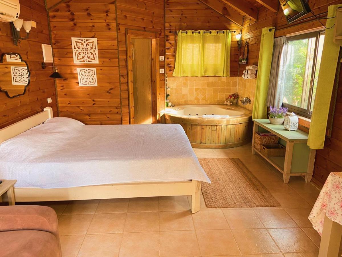 Julie'S Cabins Neot Golan 외부 사진